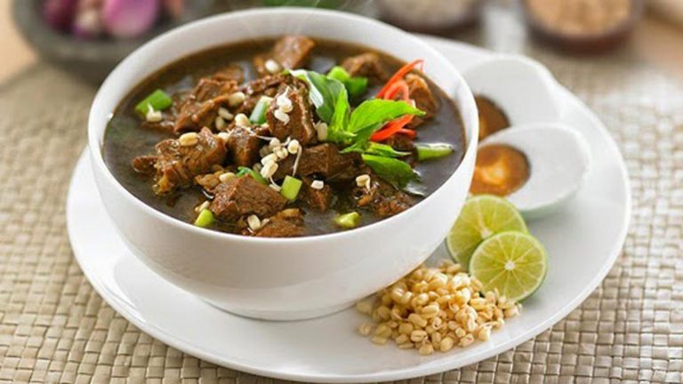 Cerita Rasa Autentik Dari Rawon Tradisional Menjelajahi Kedalaman Kuliner Legendaris Indonesia